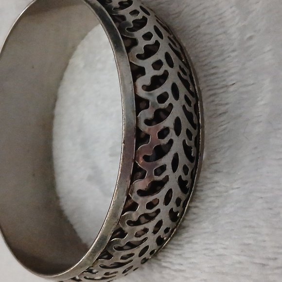SILVERTONE CUTOUT BANGLE 7 IN - Picture 3 of 6
